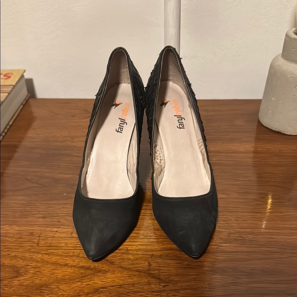 Faryl Robin Black Pumps